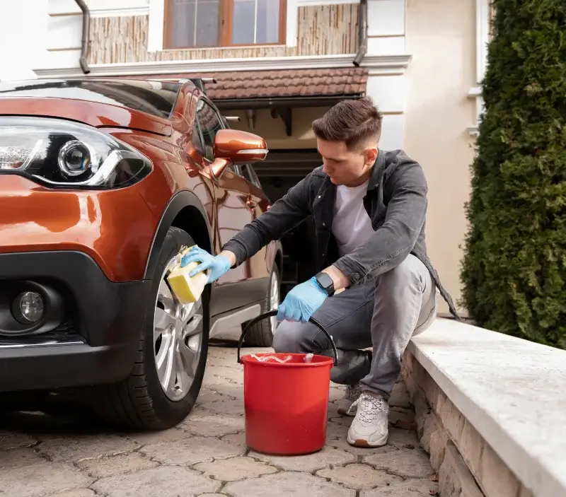 Lavage auto à domicile Sanxay : professionnel intervenant sur un véhicule